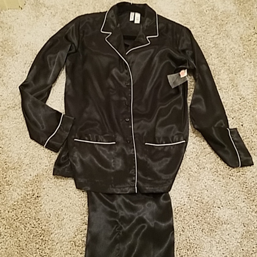 NWT Beautiful black silky pajamas